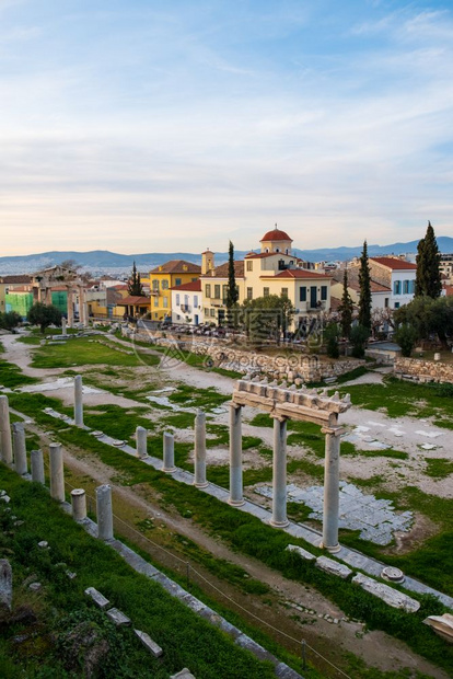 废墟希腊雅典罗马阿戈拉和城市景色的遗迹春季下午1点历史建造图片