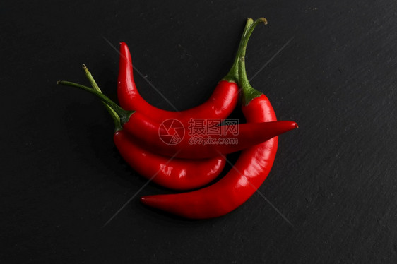 黑石背景上的红辣椒健康食物智利图片