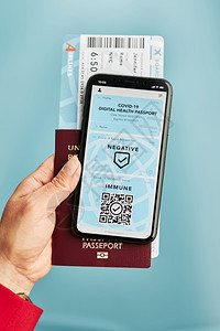 保持免疫数字covid证书Covid阴快速数字测试通过女乘客在手机护照和票上持有数字医疗通行证旅者在covid19大流行期间将数图片