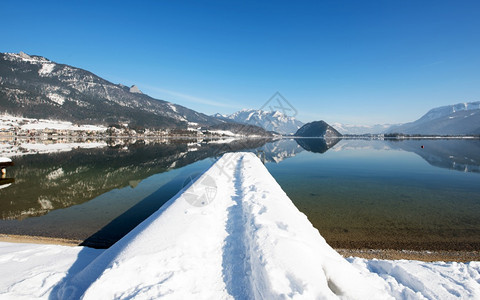 高的寒冷冬天风景如画沃尔夫冈湖拍摄于奥地利阿伯湖的海岸线图片
