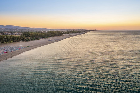 清晨在黄海沙滩和日出时的码头图片