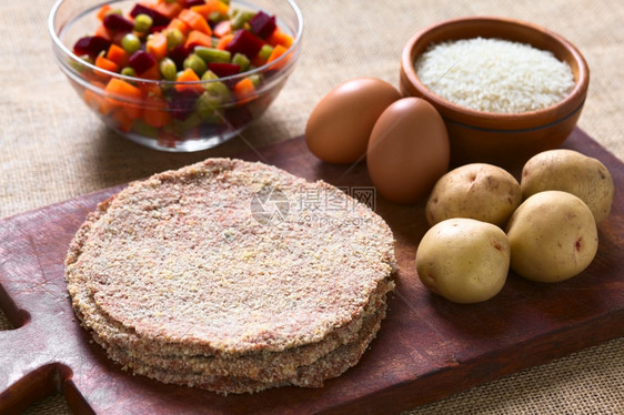 重点盘子玻利维亚传统肉类叫做Silpancho它是一种面包状的扁板圆盘牛肉配有炒鸡蛋大米土豆油炸和蔬菜胡萝卜豆甜菜根用自然光拍攝图片