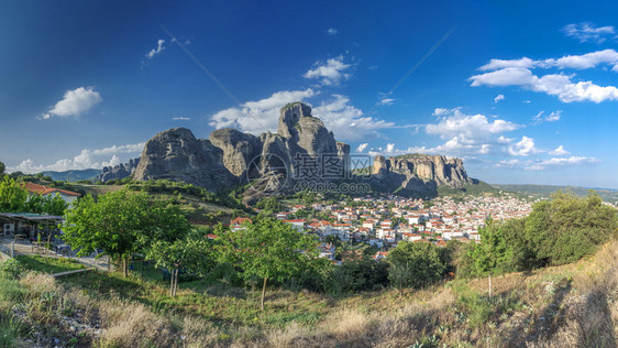 地标在阳光明媚的夏日希腊迈泰奥拉山脚下的卡兰巴镇全景色萨利图片