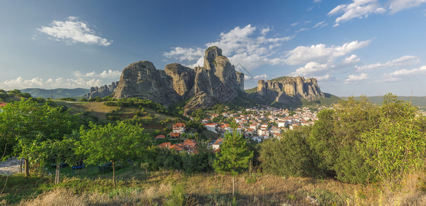 著名的在阳光明媚夏日希腊迈泰奥拉山脚下的卡兰巴镇全景晴天观图片