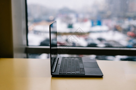 带有黑键盘空白屏幕铝材料彩色模糊背景的现代微缩设计笔记本电脑左侧视图商业有创造力的内部图片
