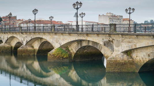 建筑学吸引力观光Pontevedra旧桥穿越西班牙加利亚的RioLerez河图片