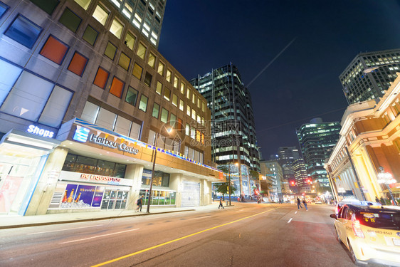 建筑学高的城市加拿大温哥华2017年8月日市中心街道与头加拿大温哥华2017日市中心街道与游客在晚上温哥华每年吸引10万人图片
