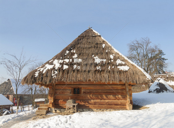 木头乌克兰古老的木制屋顶盖有高铁横贯喀尔巴阡地区乌日哥罗德克兰民俗建筑博物馆农民晴天图片