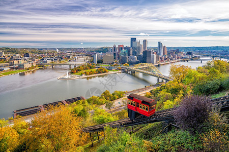 从美国宾夕法尼亚州匹兹堡市中心DuquesneIncline顶端的匹兹堡市中心景象华盛顿山城市河状态图片