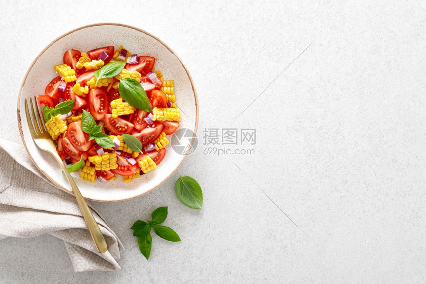 节食番茄和玉米沙拉配有新鲜面包和红洋葱盘子美食图片