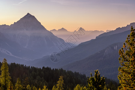 日出在高山峰和多洛米特的托法内集团上空意大利欧洲超过风景优美谷图片