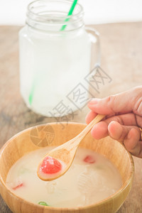 丰富多彩的花栗子涂上椰奶油的木薯粉淀股票照片脆的塞满图片