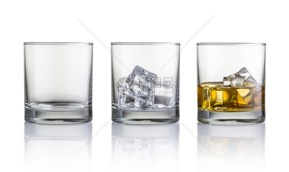 空玻璃装有冰块的玻璃和配有威士忌冰块的玻璃在白色背景上隔离流动的派对饮料图片