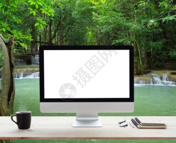 桌面内部的子工作表和瀑布自然背景上的台式计算机白边框图片