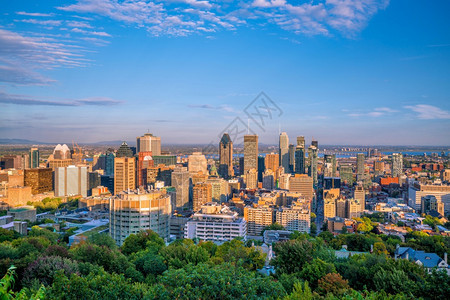 蓝色的景观旅游从加拿大日落时顶端的景色看望蒙特利尔市中心的全景天线图片