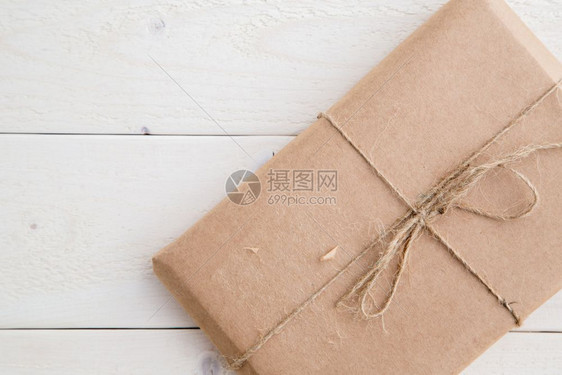 空白的环保以浅木背景生态友好纸包装从顶部到上方的视图礼物图片