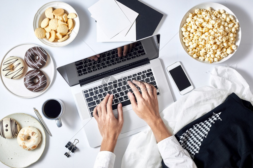 一名男子在现代白色办公桌台的手提电脑键盘上打字最高视图空白的桌子无线图片