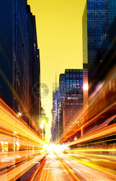 运动现代城市夜间与高速公路交通接灯运输图片