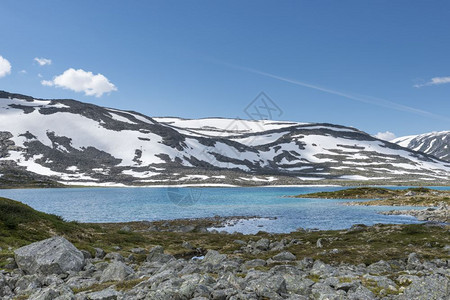 斯堪的纳维亚语北欧Gammlestrynefjellsvegen夏季有雪的北边最美丽汽车道路之一最多图片