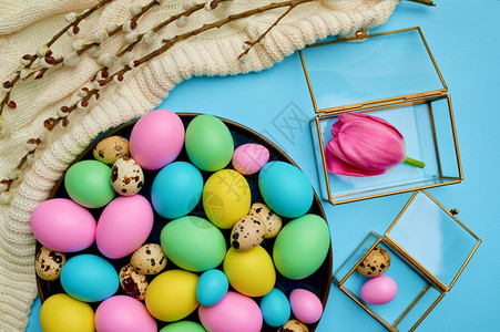 假期oopicapi四月彩色东蛋和蓝底面的花卉装饰活动春季节日庆祝活动传统标志彩色东蛋和花岗装饰等有多种色彩的东鸡蛋和花卉装饰图片