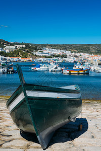 艾奥拉海滨自然传统渔船称为Aiolas位于葡萄牙塞图巴尔的新布拉渔港葡萄牙塞新布拉码头的传统渔船图片