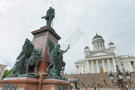户外纪念碑赫尔辛基市大教堂前走在正广场的旅游者每年接待30万游客芬兰HELSINKI每年接待30万游客芬兰HELSINKI芬兰7图片