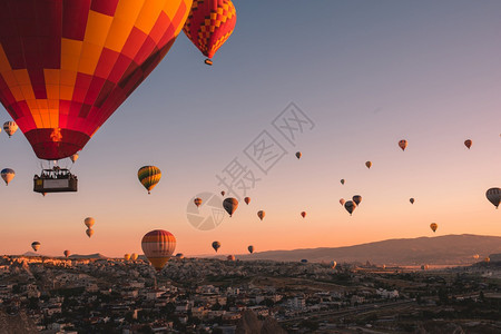 公园旅游卡帕多西亚土耳其20年9月14日土耳其卡帕多西亚州戈雷梅的日出时空飞行热气球和岩石景观热的背景图片