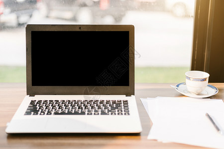 工作区空白的场所在咖啡店的木制桌子上用空白黑屏幕智能电话和文件拍摄笔记本电脑的模版图像背景图片