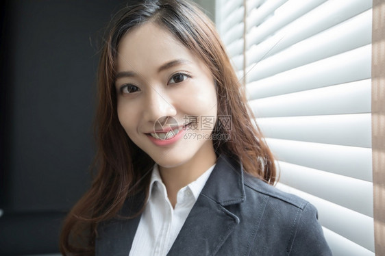 淑女自信的专业亚洲女商人在办公室工作时笑着高兴的容图片