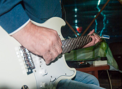 一个男人弹着把白色的电吉他手指音乐杰克逊图片