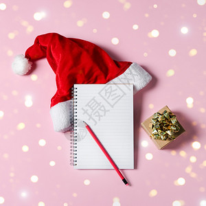 季节Notpad圣诞老人帽子在粉红背景上被孤立假日横幅与复制空间一年希望名单新概念Notpad圣诞老人帽子在粉红背景上被孤立假日图片
