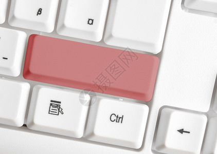 笔记本电脑白色Pc键盘有空白笔记纸在键之上有空便记纸复制空间商业概念并带有便笺和Pc键盘的彩色填充组合键盘空版间在白色副本上方C图片