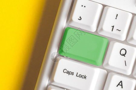 办公室白色Pc键盘有空白笔记纸在键之上有空便记纸复制空间商业概念并带有便笺和Pc键盘的彩色填充组合键盘空版间在白色副本上方Cpa图片