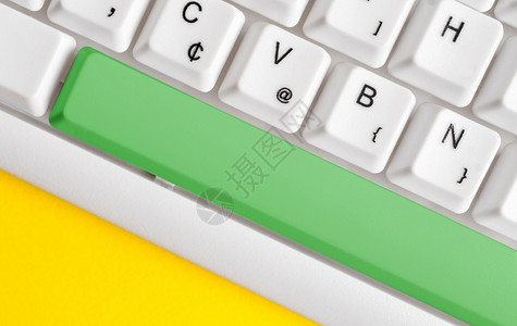 空白的多彩色Pc键盘有空白笔记纸在键之上有空便记纸复制空间商业概念并带有便笺和Pc键盘的彩色填充组合键盘空版间在白色副本上方Cp图片