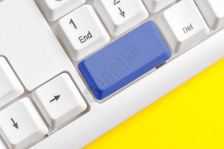 按钮白色Pc键盘有空白笔记纸在键之上有空便记纸复制空间商业概念并带有便笺和Pc键盘的彩色填充组合键盘空版间在白色副本上方Cpac图片