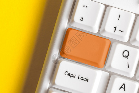 工作场所电脑点击白色Pc键盘有空白笔记纸在键之上有空便记纸复制空间商业概念并带有便笺和Pc键盘的彩色填充组合键盘空版间在白色副本图片