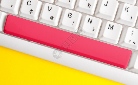 空白的小样会议色Pc键盘有空白笔记纸在键之上有空便记纸复制空间商业概念并带有便笺和Pc键盘的彩色填充组合键盘空版间在白色副本上方图片