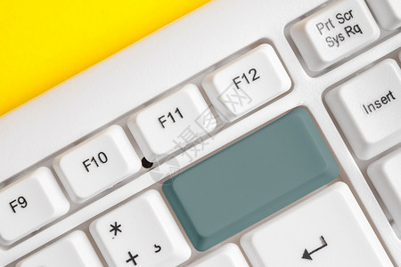 个人电脑白色Pc键盘有空白笔记纸在键之上有空便记纸复制空间商业概念并带有便笺和Pc键盘的彩色填充组合键盘空版间在白色副本上方Cp图片