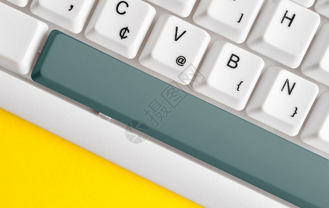 会议白色的多于Pc键盘有空白笔记纸在键之上有空便记纸复制空间商业概念并带有便笺和Pc键盘的彩色填充组合键盘空版间在白色副本上方C图片