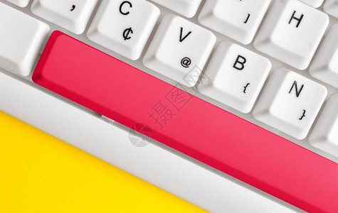 时间白色Pc键盘有空白笔记纸在键之上有空便记纸复制空间商业概念并带有便笺和Pc键盘的彩色填充组合键盘空版间在白色副本上方Cpac图片