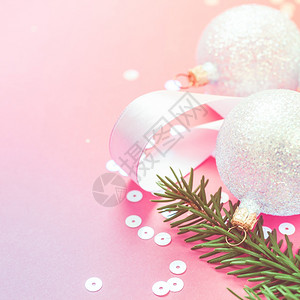 诺埃尔新年圣诞节Xmas庆新年祝会构成珍珠装饰玩具球绿花枝色火彩形粉红纸背景复制件用于贺卡明信片文本设计的广场空间模板微光冷杉图片