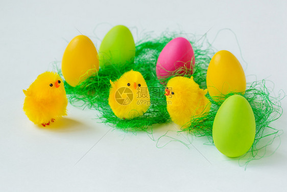 画小鸡白色背景上彩蛋的复活节组合物贺卡的背景彩蛋在白色背景上的复活节组合物兔子图片
