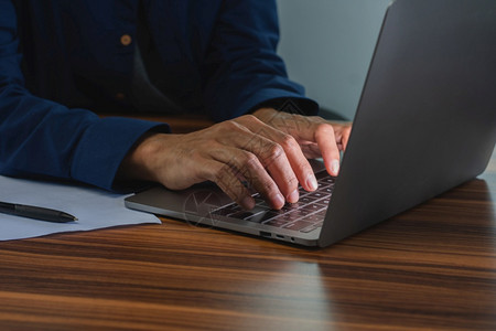 办公室内使用电脑键盘上网搜索手打字的男子专业启动屏幕图片