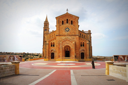 马耳他Gozo岛Gharb附近的TarsquoPinu教区会和小Basilica圣迹建筑学祝福春天图片