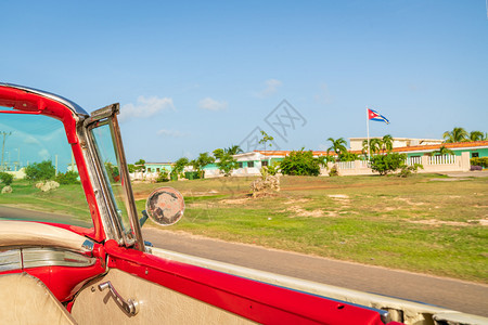 古老的运输CubaVaradero在古巴右侧的老美国经典车内观看Sunnyday图片