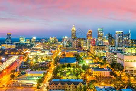 大都会美国佐治亚州特兰大市日落时天线金融的场景图片