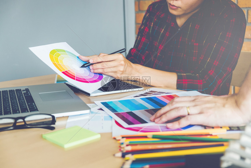 两名图形设计师在工作场所使用图形平板和彩色调器指南机构技能启动图片