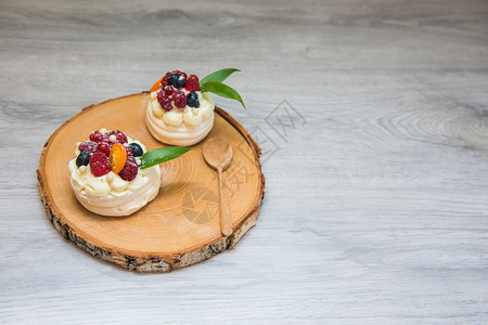 配奶油和小水果的Pavlova梅林瓜沙漠蛋糕奶油和小水果覆盆子蓝莓对待图片