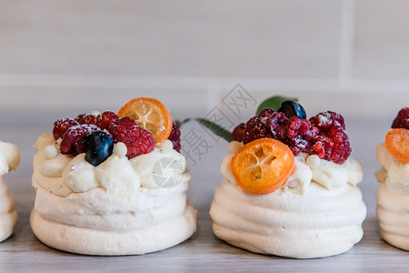 乡村新鲜的配奶油和小水果的Pavlova梅林瓜沙漠蛋糕奶油和小水果甜的图片
