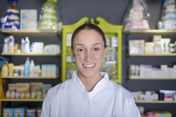 在药房店的女药剂师图片